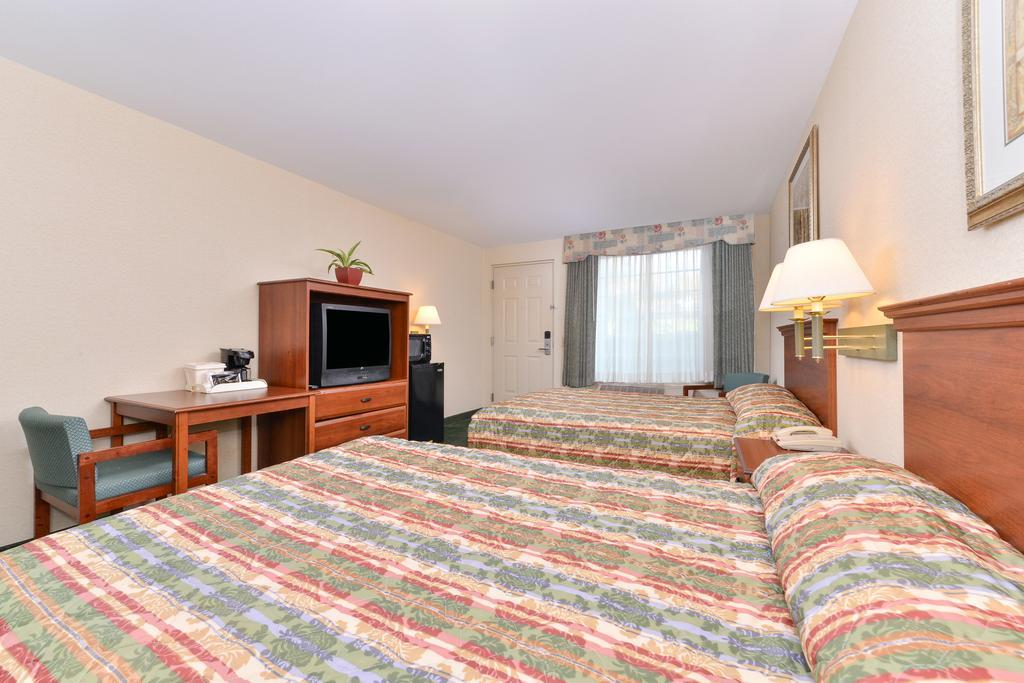 Tower Inn And Suites Of Guilford / Madison Szoba fotó