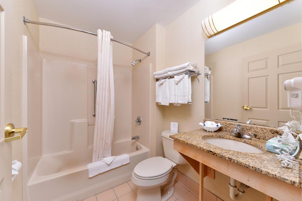 Tower Inn And Suites Of Guilford / Madison Szoba fotó