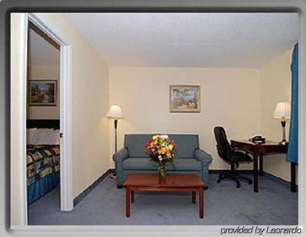 Tower Inn And Suites Of Guilford / Madison Szoba fotó