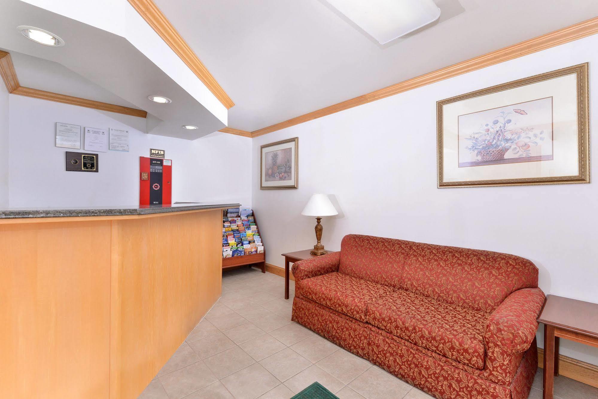 Tower Inn And Suites Of Guilford / Madison Kültér fotó