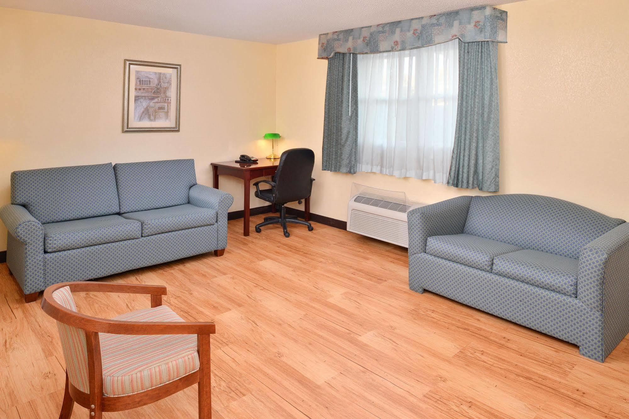 Tower Inn And Suites Of Guilford / Madison Kültér fotó